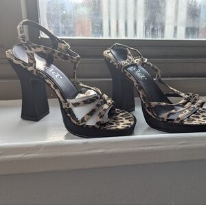 Mudd Lily Black Sandals with Fabric Upper